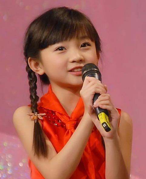 她就是林妙可,可爱甜美的模样让她在奥运会上闪闪发亮,一夜成名,虽然