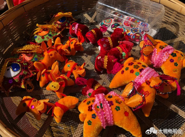 五色新丝缠角粽。金盘送。生绡画扇盘双凤。