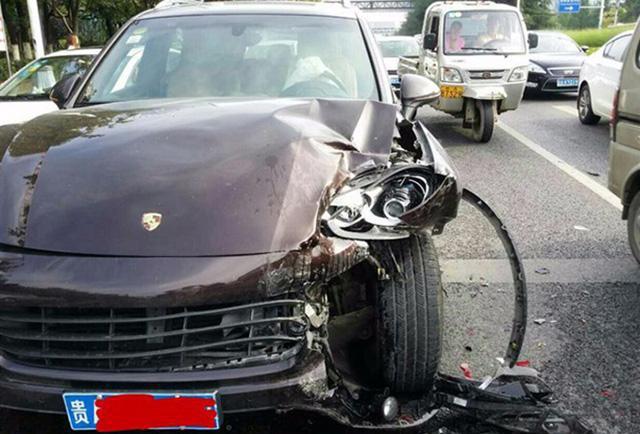 吉利博越被保时捷追尾, 受伤的总是它, 难道百万豪车都是纸做的?