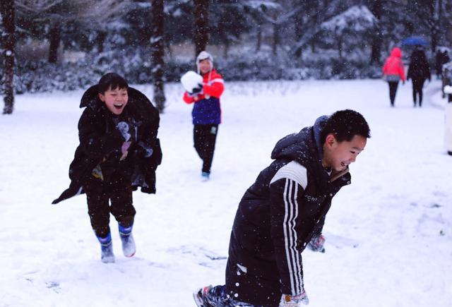 疯狂打雪仗正式开始