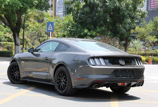 这款跑车纯进口，5.0排量，最大470马力，落地不到80万？