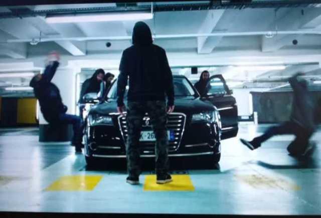 一人一车打败一群美国大壮，与飞机同速奔跑，这车科技感惊人