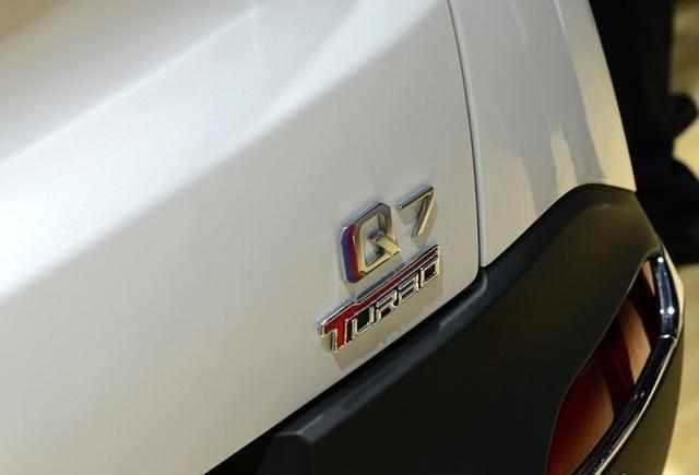 用揽胜的脸和卫士的壳，进入车内打奥迪的脸