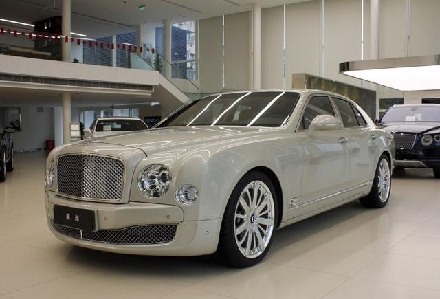 给728万的镶金宾利慕尚去上牌, 刚开到车管所门口, 就剐蹭了!