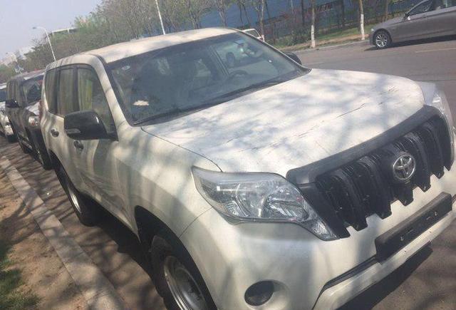 它如同曾经的名字霸道一样，硬派越野能打硬仗还不挑食，喜提爱车