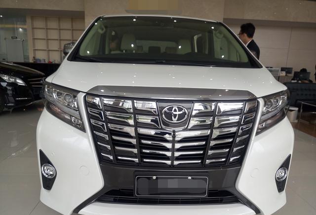 这款丰田埃尔法被追捧为神车，加价30万，网友怒斥消费者太盲从！