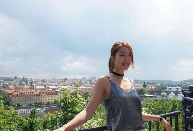 王祖蓝爱妻李亚男晒美照疑似真空上阵