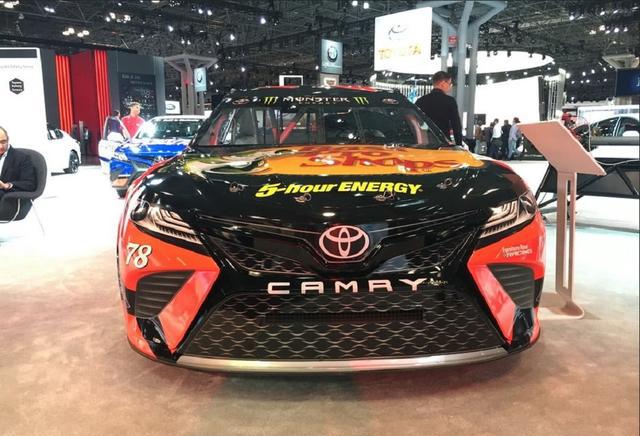 725匹马力的V8凯美瑞，配4挡手动变速箱，奥迪R8都没法跟它玩