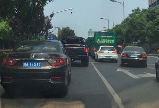 街头偶遇一辆庞然大物, 你没亲眼见过所以感受不到霸气