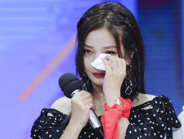 隐瞒老公10年,赵薇终于坦白把初吻给了他,45岁