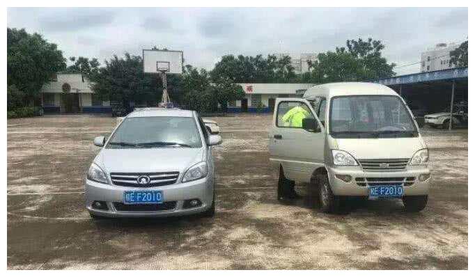 甲板车停在路边睡着了。车牌被车主抓住了。他