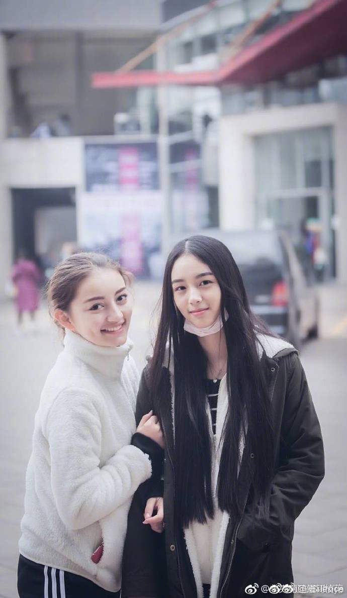 她叫周也,就读于北京电影学院,很有气质的女生