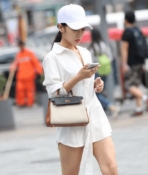 街拍: 这种衣服是胸罩改变的吧? 多少男士已经