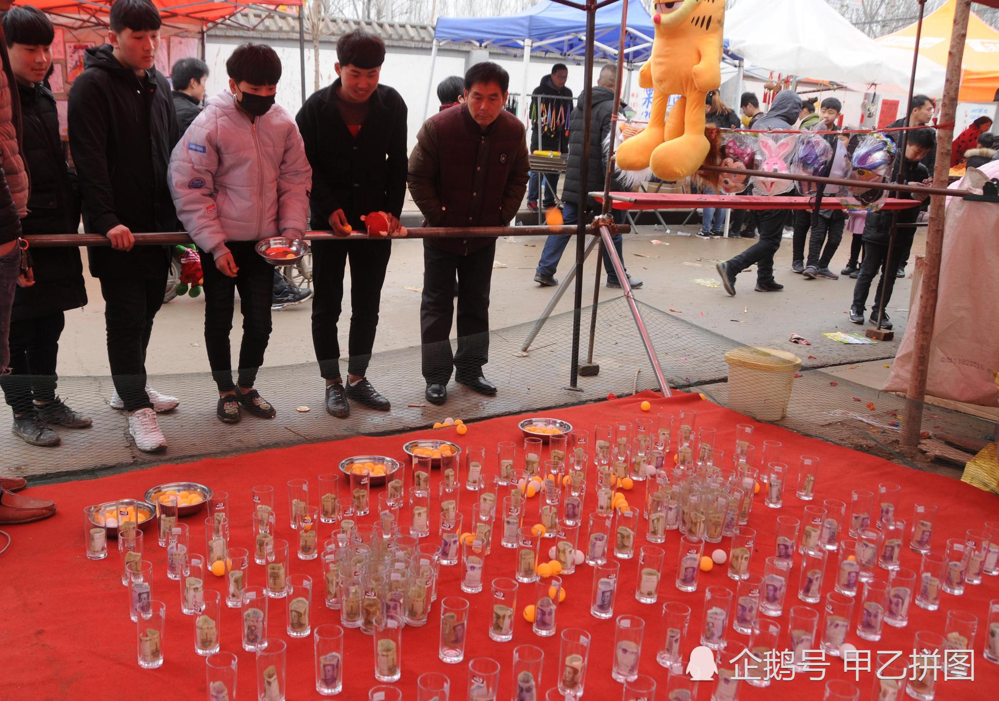 农村庙会套圈新玩法 乒乓球砸钱练投篮