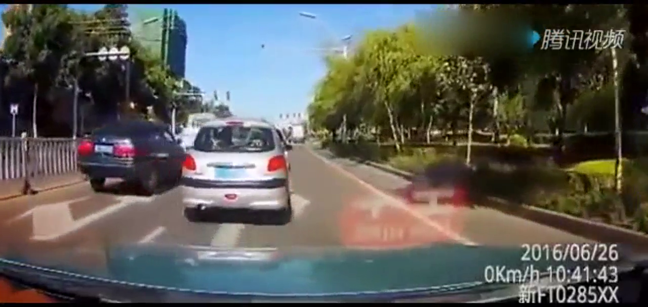 实拍出租车怒撞三菱轿车，一分钟内疯狂别车8次