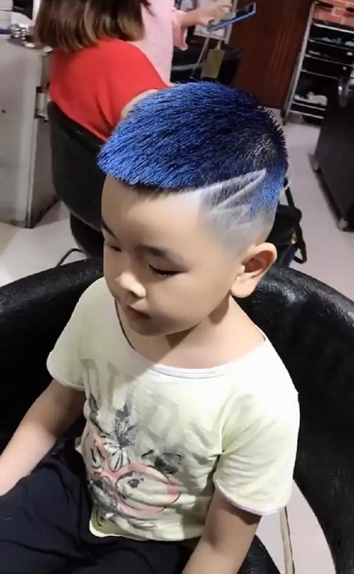 五岁萌娃去理发店做了一个很社会的发型,剪完教室不让