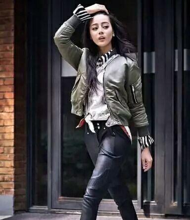 最美皮裤女星迪丽热巴,网友:不服看图说话