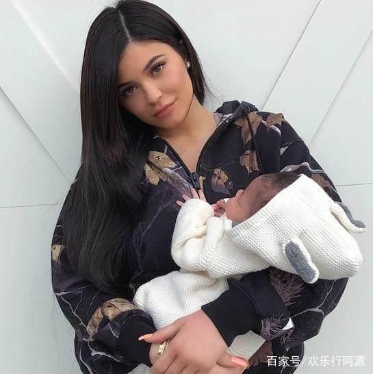 凯莉詹娜和男友海岛度假,晒女儿正面照,十分幸福!