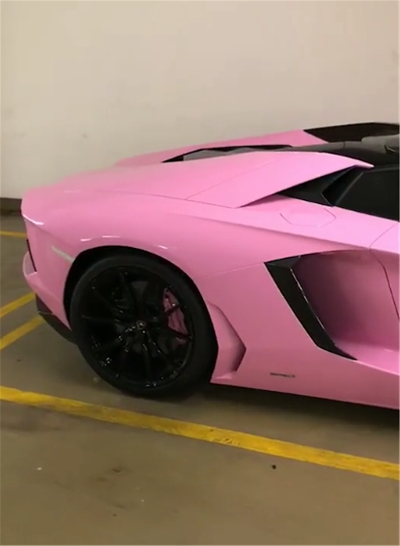 香港一车库偶遇粉色兰博基尼,看到车牌时,就知车主花了不少钱!