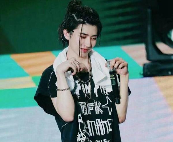 蔡徐坤机场牛奶被扣!蔡徐坤机场最新穿搭来一