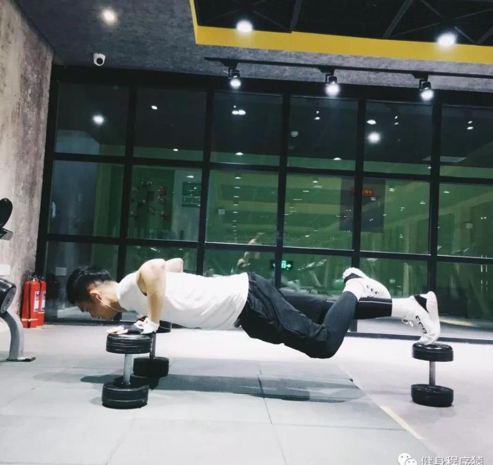 精致的腹肌男孩自认为身高不足健身成肌肉型男来弥补