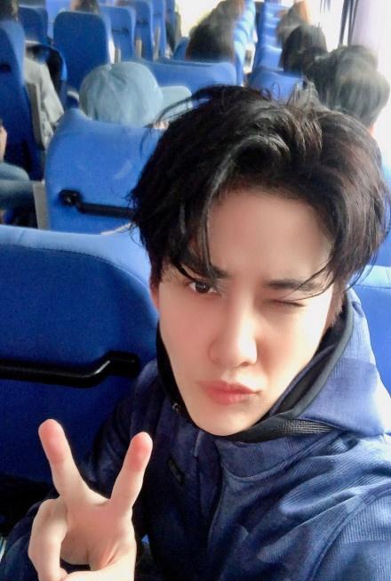 杨超越这个表情帅过于小彤,李星的腿和他的腹