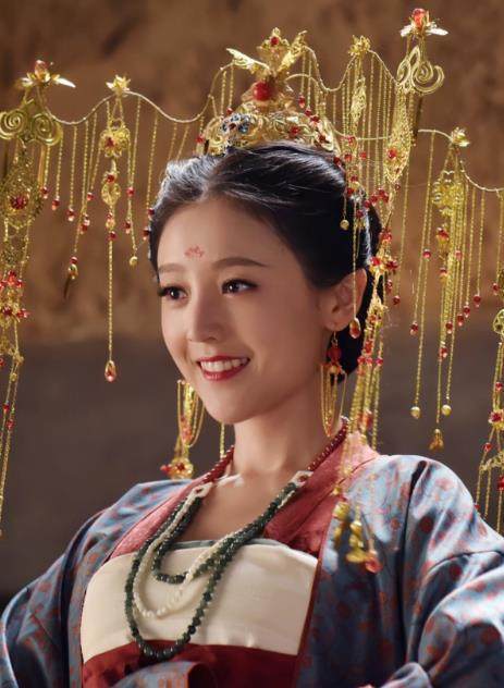 扶摇夫人装与孟婆三七新娘装很相似,这款流苏