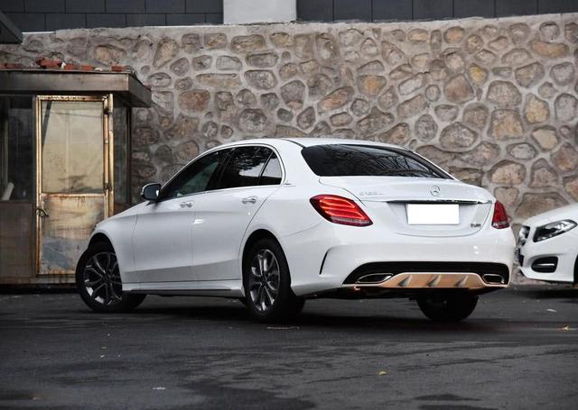 奔驰C180抠了标也是C200!