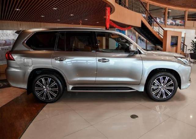 中东土豪的大玩具，在华卖140万还加价，路虎揽胜见了得绕道走