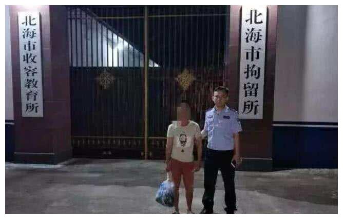 甲板车停在路边睡着了。车牌被车主抓住了。他