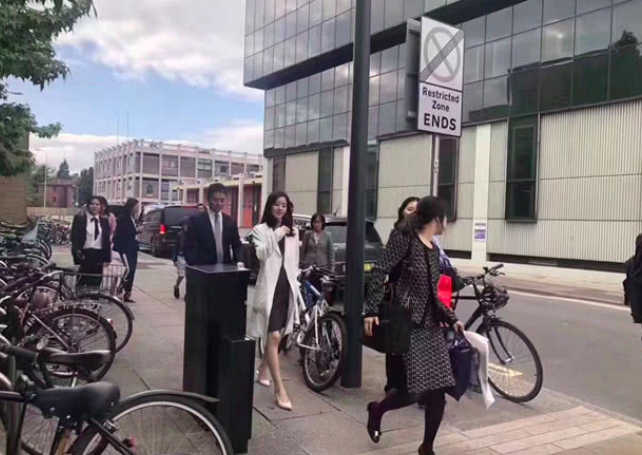 刘强东章泽天素颜逛超市被认出，两人的菜篮子里装了啥？