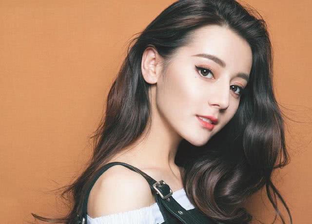 迪丽热巴大学照被同学曝光,素颜的她在众人中