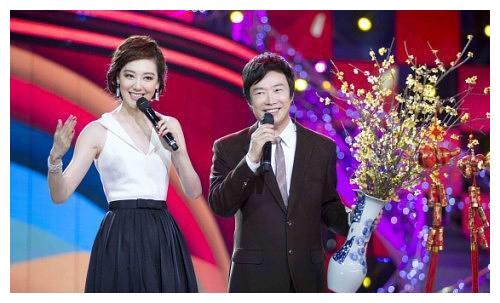 她是唐嫣伴娘,薛佳凝发小,采访胡歌时毫不客气