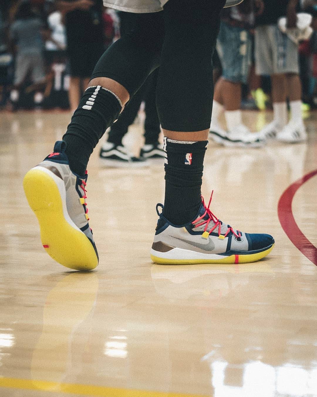 今天德罗赞在德鲁联赛上上脚最新配色的科比球