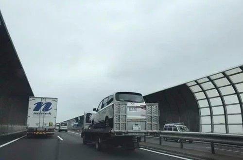 价值百万的五菱宏光在停车场被围观, 车主出现后人群沸腾了!