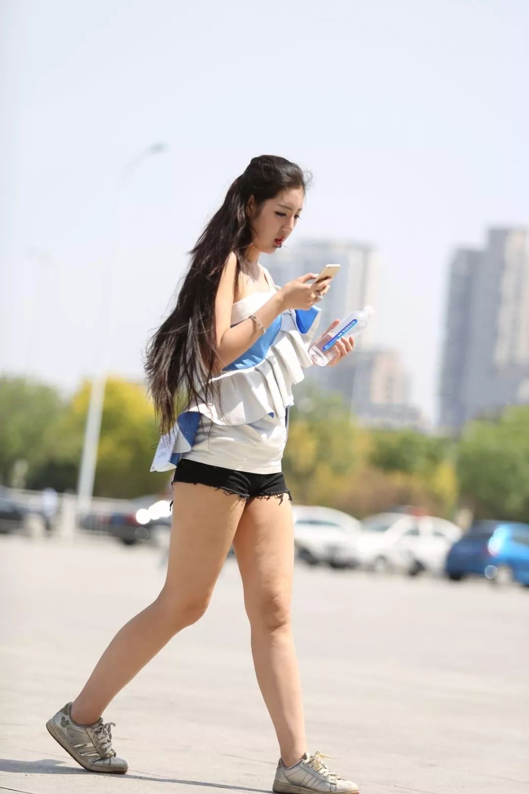 街拍:样子秀丽多姿,漂性感的美女姐姐一个人走路