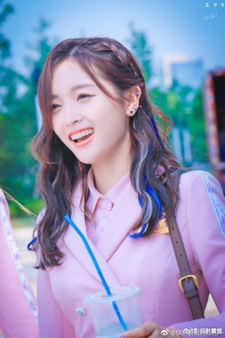 吴宣仪露牙龈怎么了?是笑起来不够可爱还是不