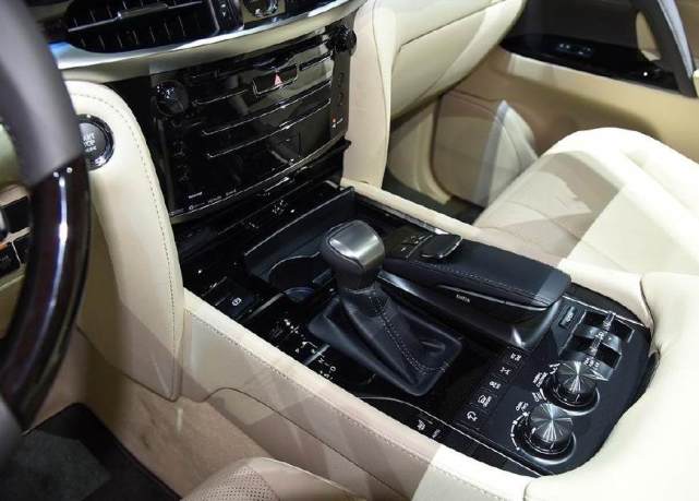 中东土豪的大玩具，在华卖140万还加价，路虎揽胜见了得绕道走