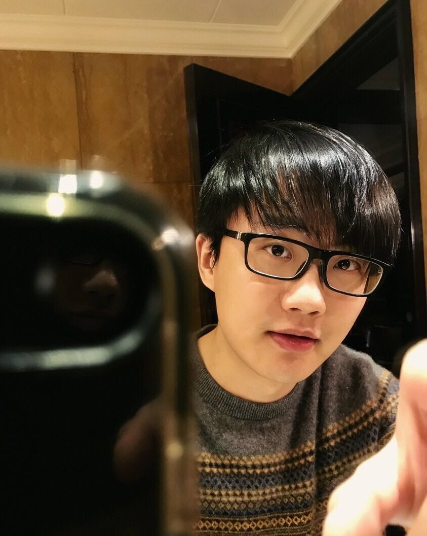 许嵩微博晒照,涂红指甲的女子成为亮点,网友:她是谁?女朋友?