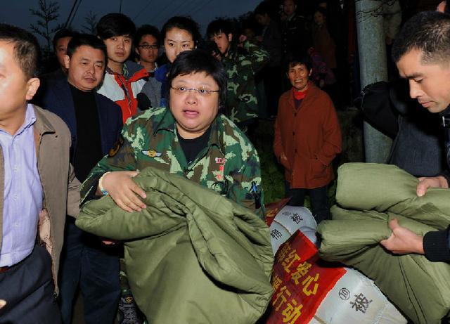 韩红邀请80多位明星做慈善，没一个出席，怒骂赚这么多钱买棺材用