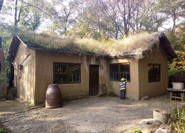 富人像生活在70年代的中国农村,穷人住茅草屋