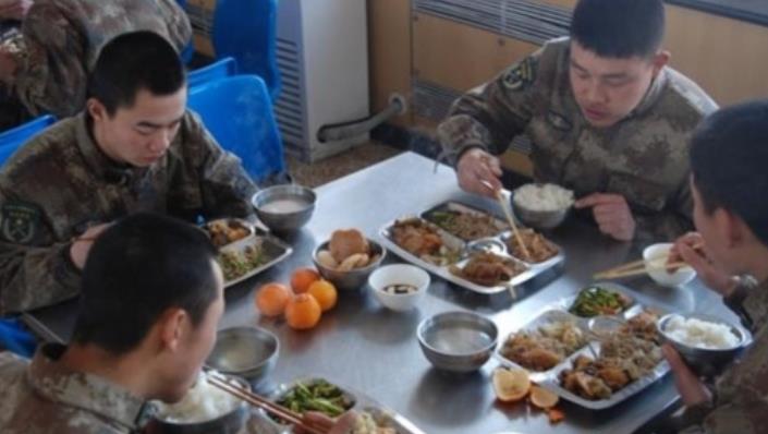 国足抗议伙食太差,网友表示:看看解放军伙食,还