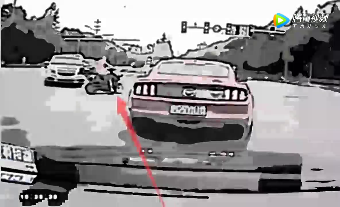 前车急刹避让闯红灯电动车，后车无奈撞了上去，电动车看戏