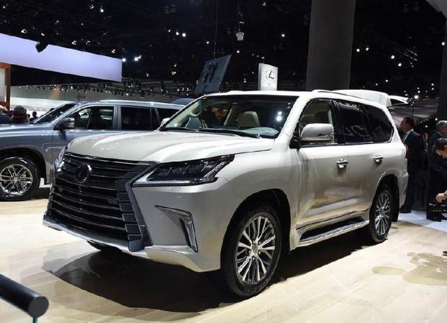 中东土豪的大玩具，在华卖140万还加价，路虎揽胜见了得绕道走