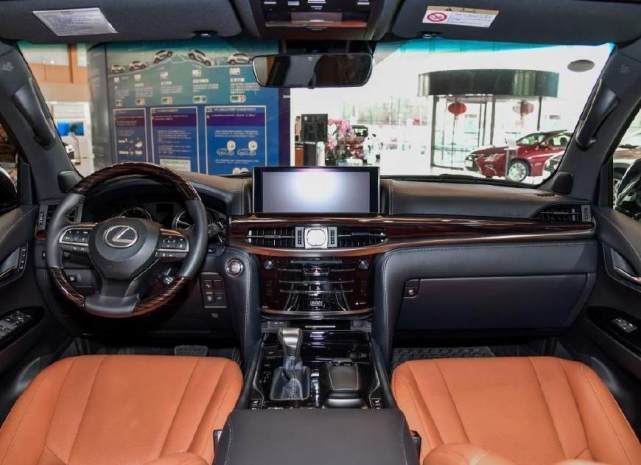 中东土豪的大玩具，在华卖140万还加价，路虎揽胜见了得绕道走