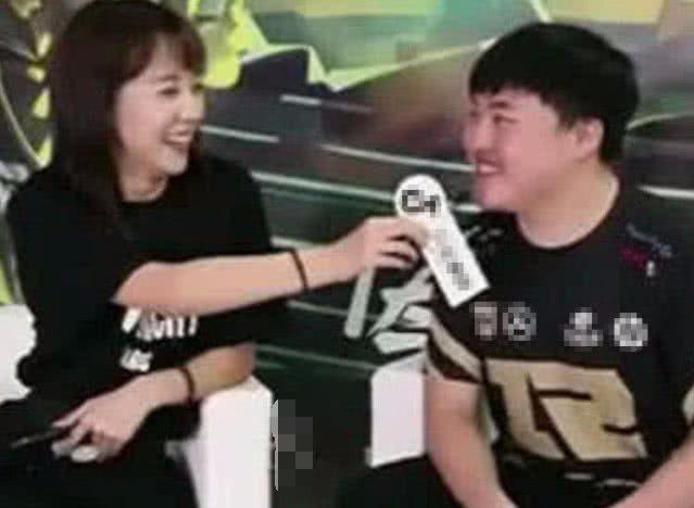 莉哥代表抖音采访uzi，现场一度十分尴尬，网友：放过uzi吧