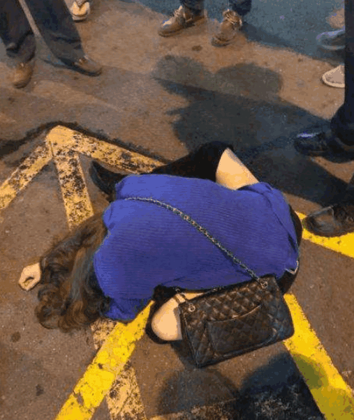 广东20岁醉酒女孩躺在路边, 身上全是抓痕, 围观群众不敢帮忙