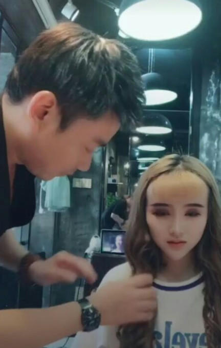 网红发型师自卖自夸惨遭顾客打脸:你拍抖音时