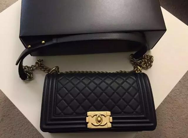 20岁中国留学生自杀,省吃俭用给女友买香奈儿