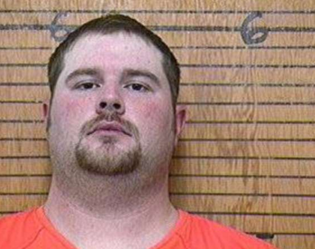 美国单亲妈妈面对歹徒闯进来,她却冷静的报警